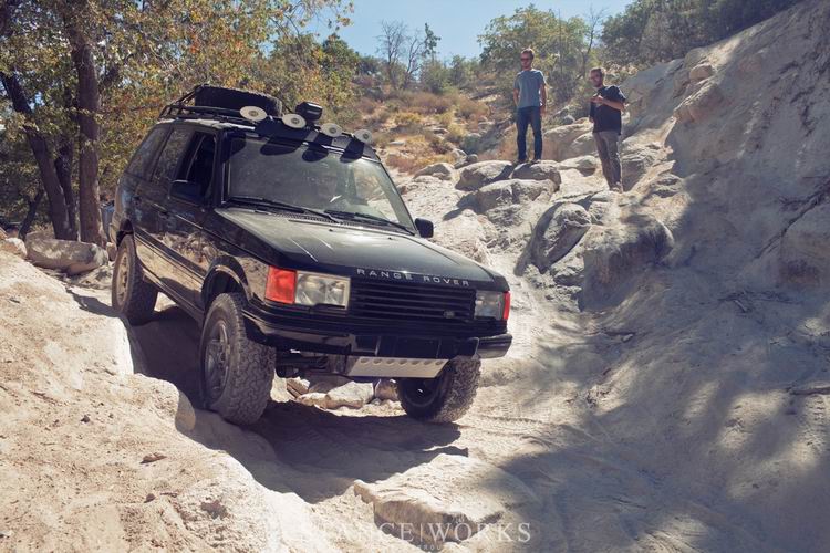 range-rover-descent-rocks.jpg